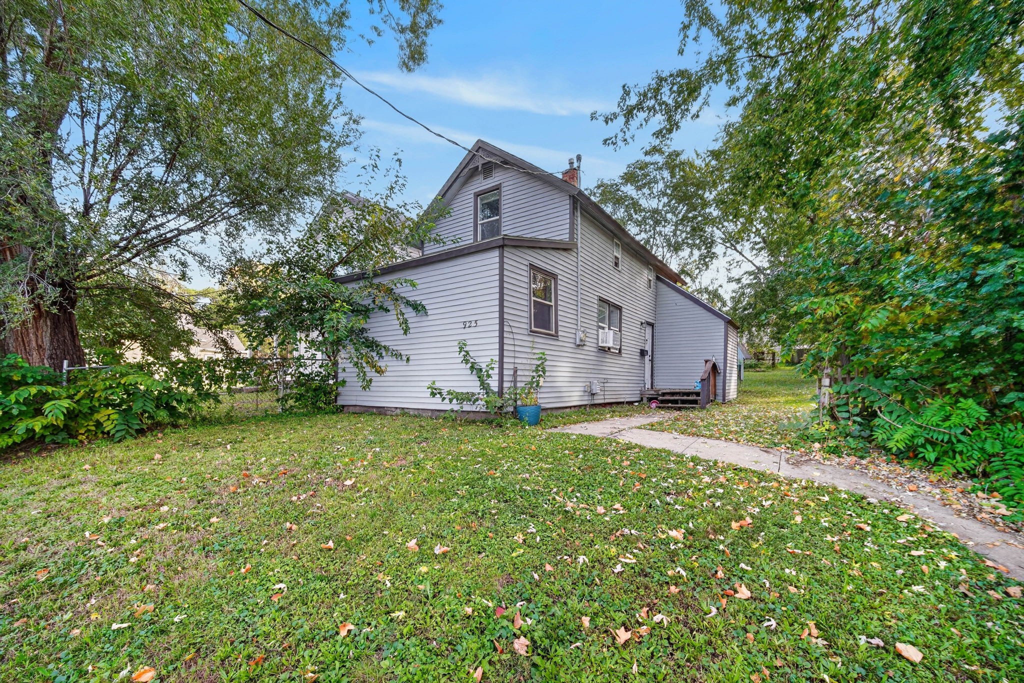 925 E 9th Street — photo