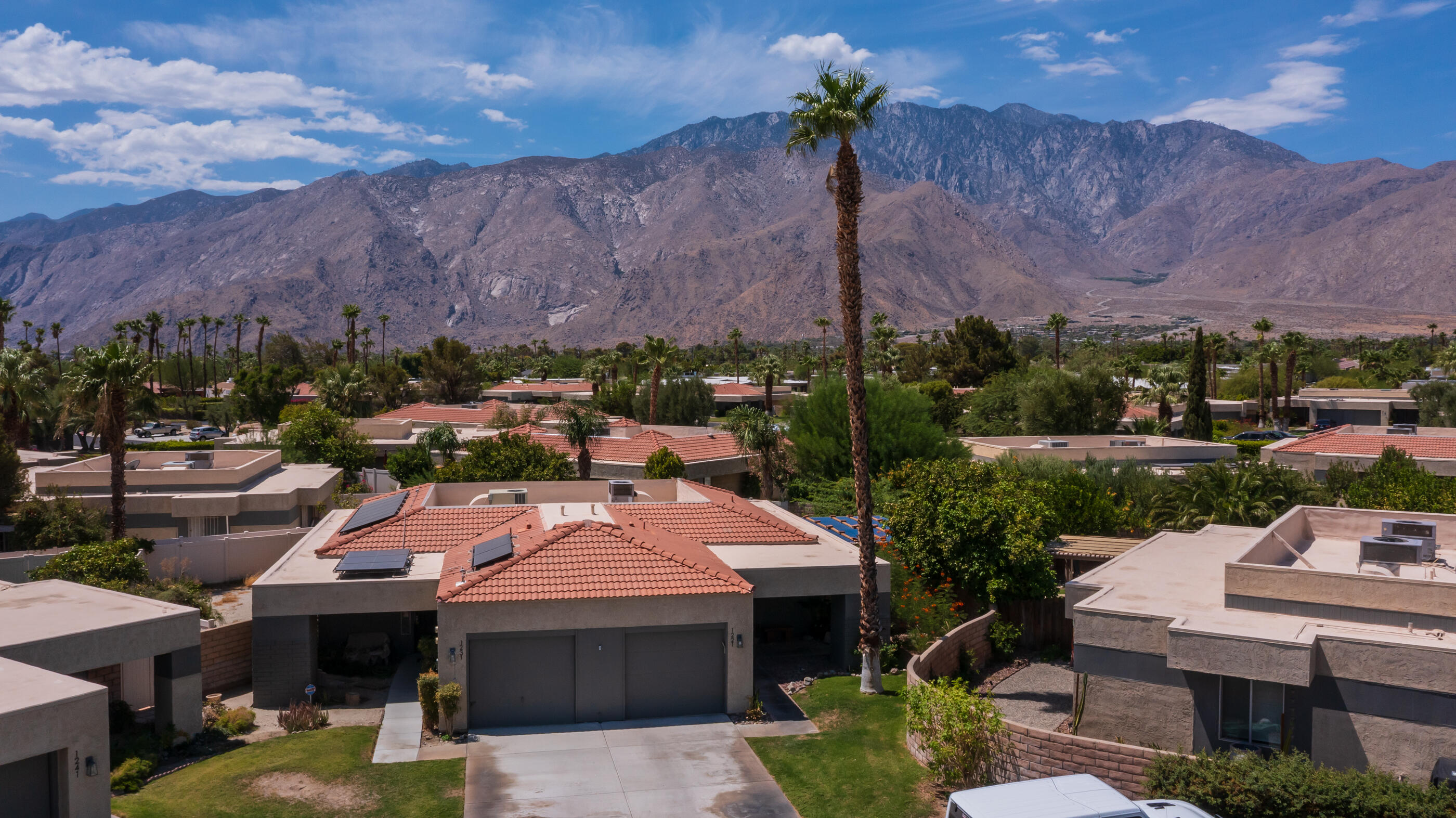 1221 Sunflower Lane — photo