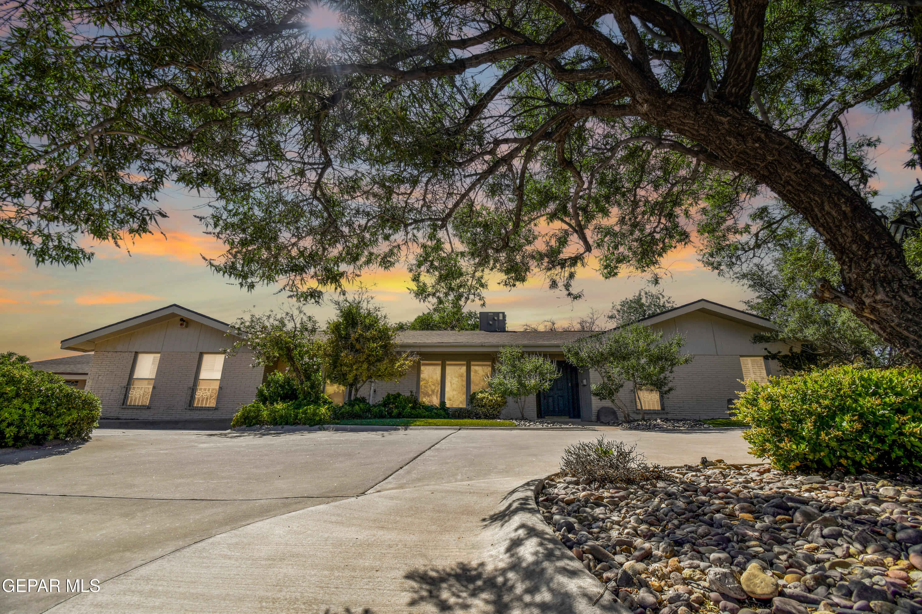 849 River Oaks Drive — photo