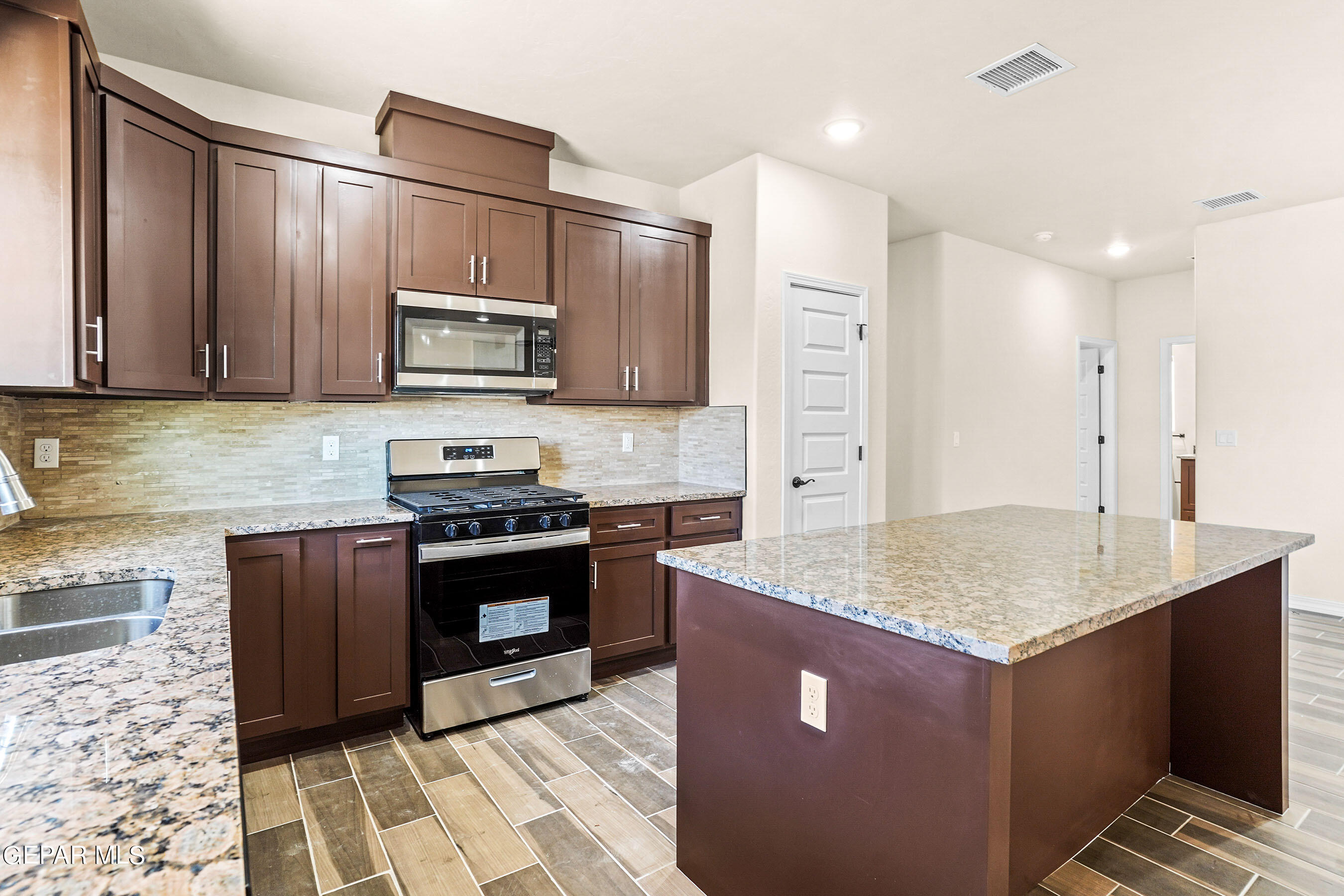 871 Country Club Road 4E — photo