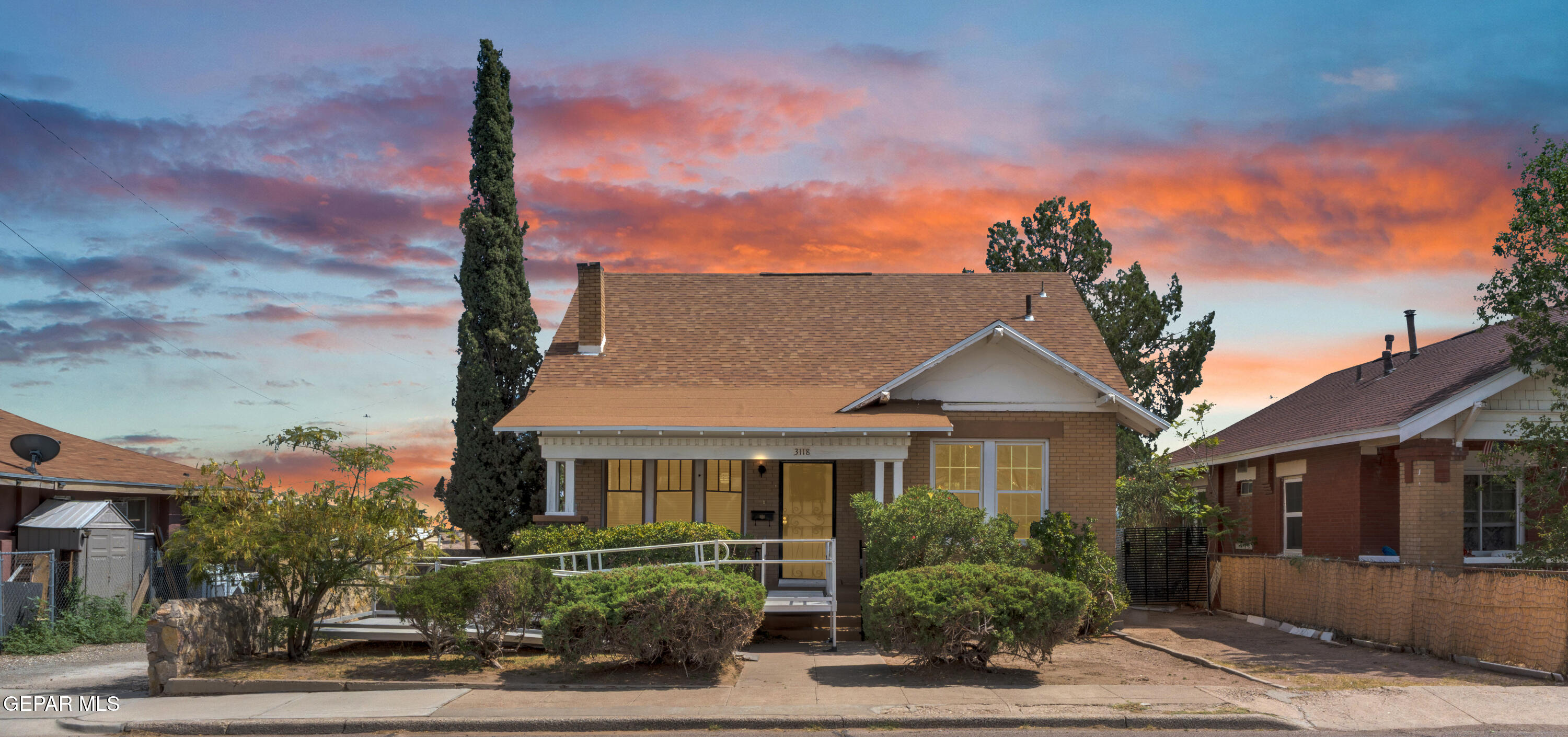 3118 E Yandell Drive — photo