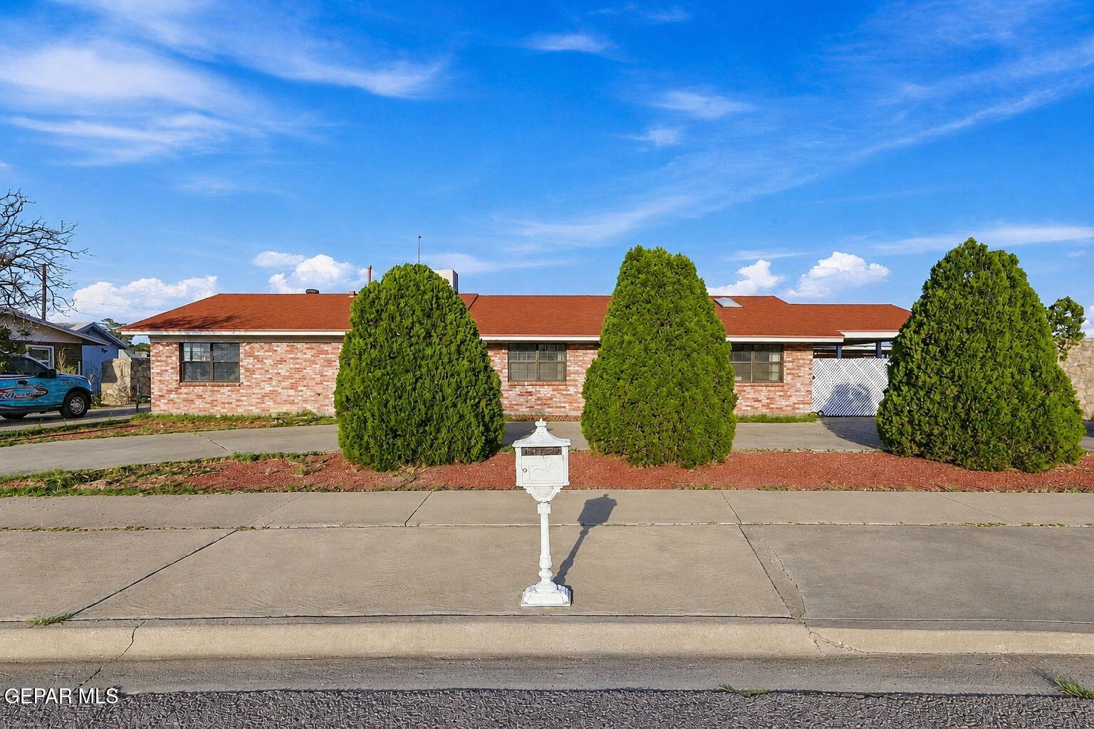 2548 Dunoon Drive — photo