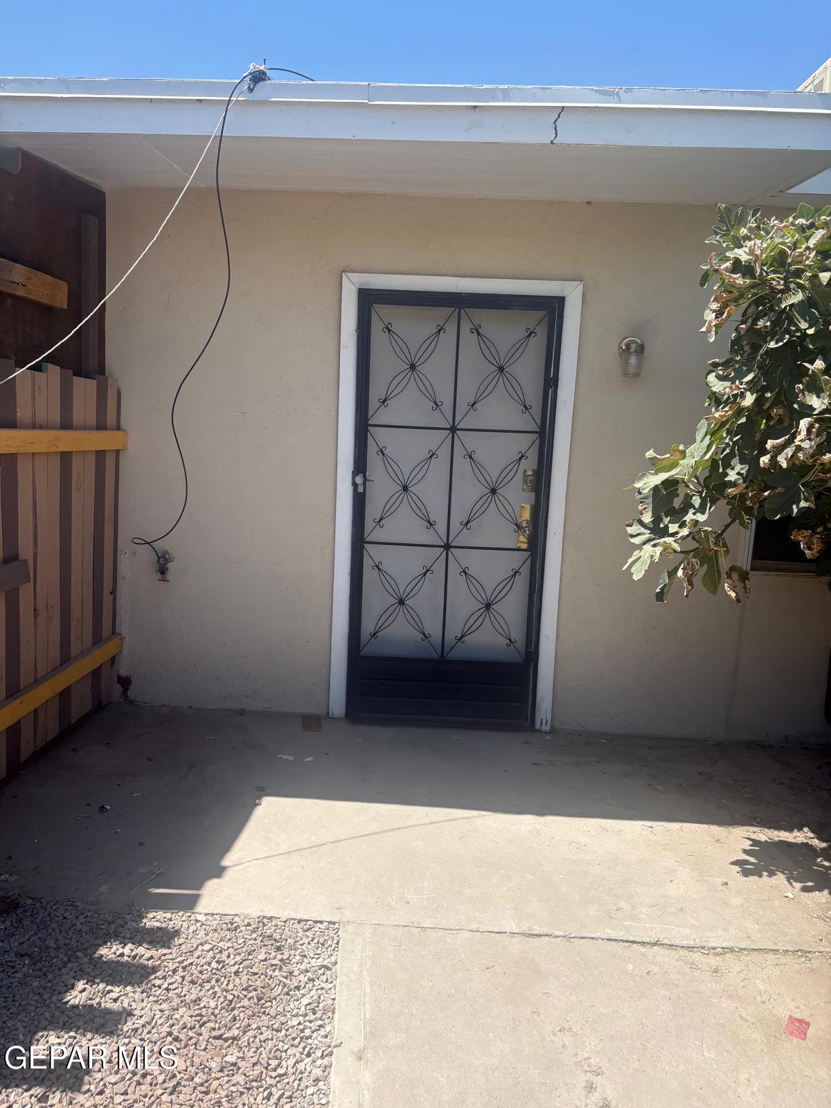 3923 Laredo Avenue C — photo