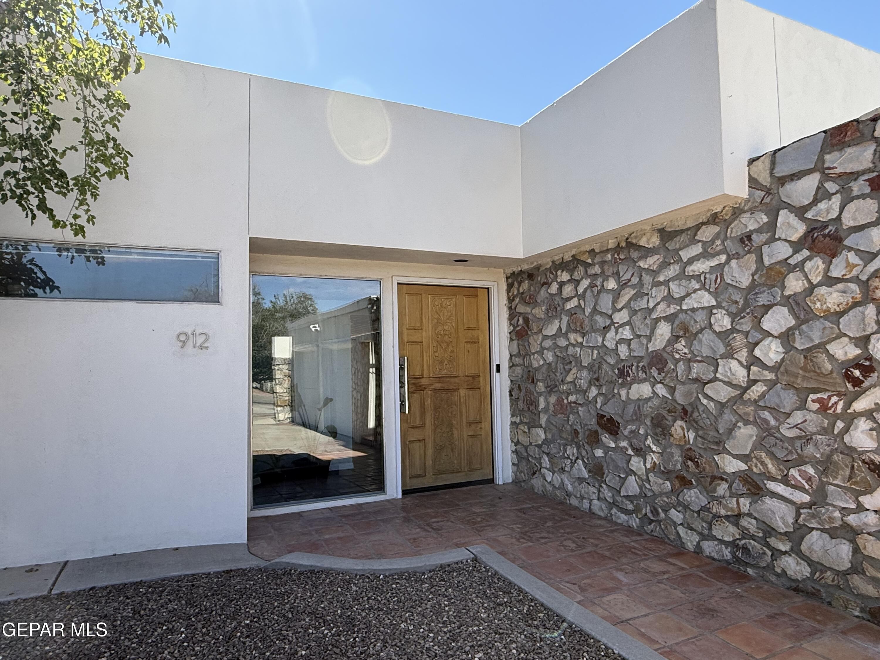 912 Thunderbird Drive — photo