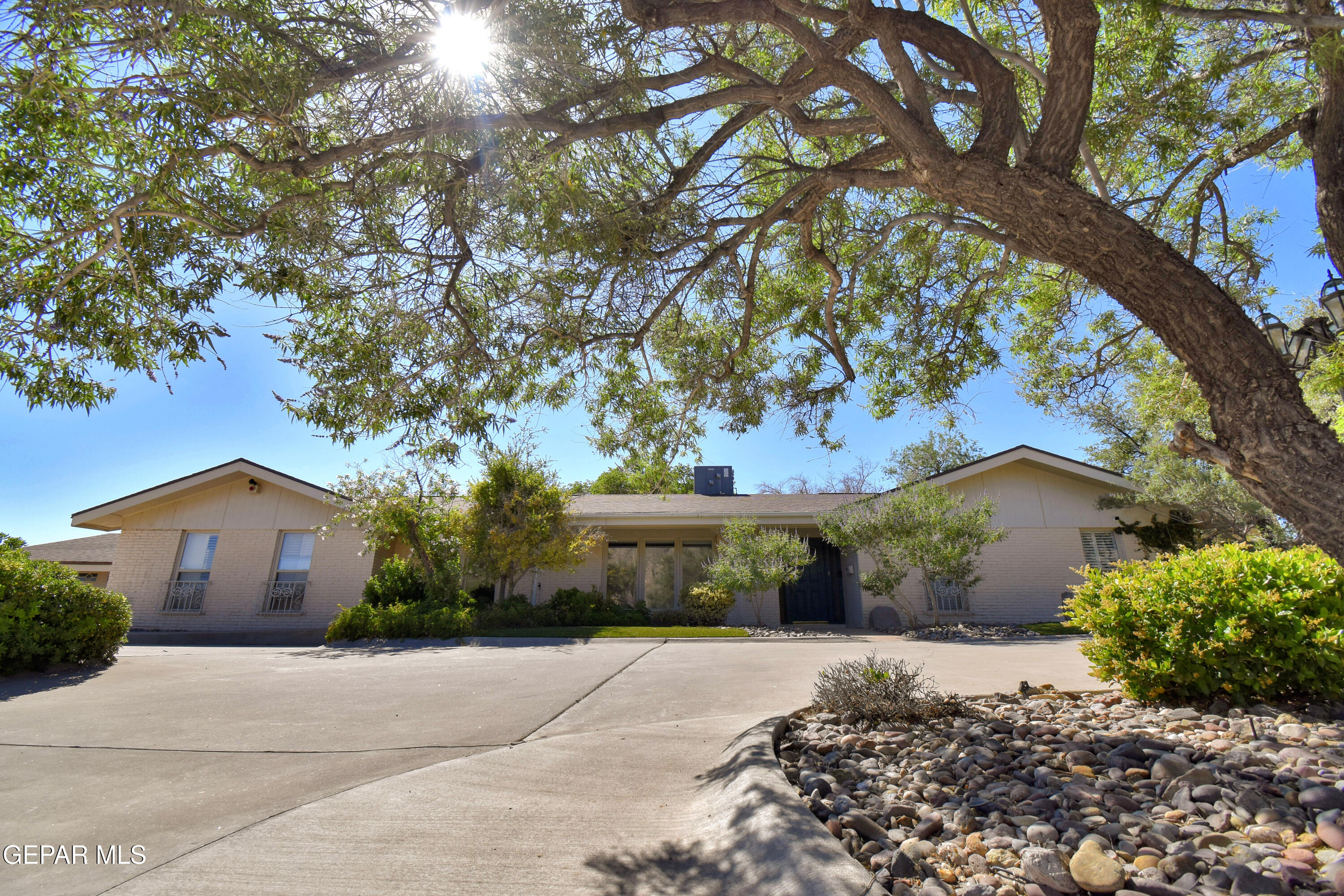 849 River Oaks Drive — photo