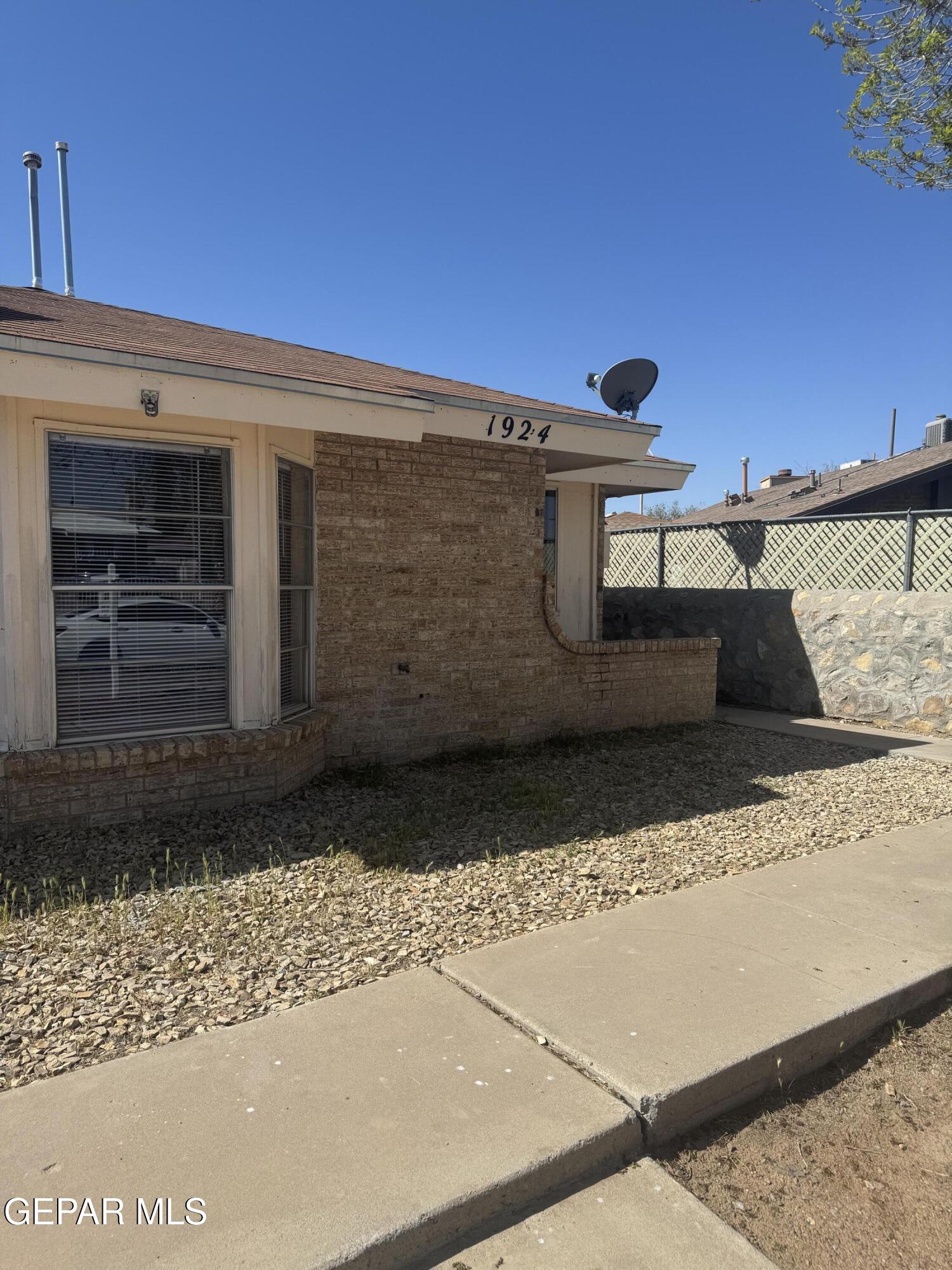 1924 Estrada Drive — photo