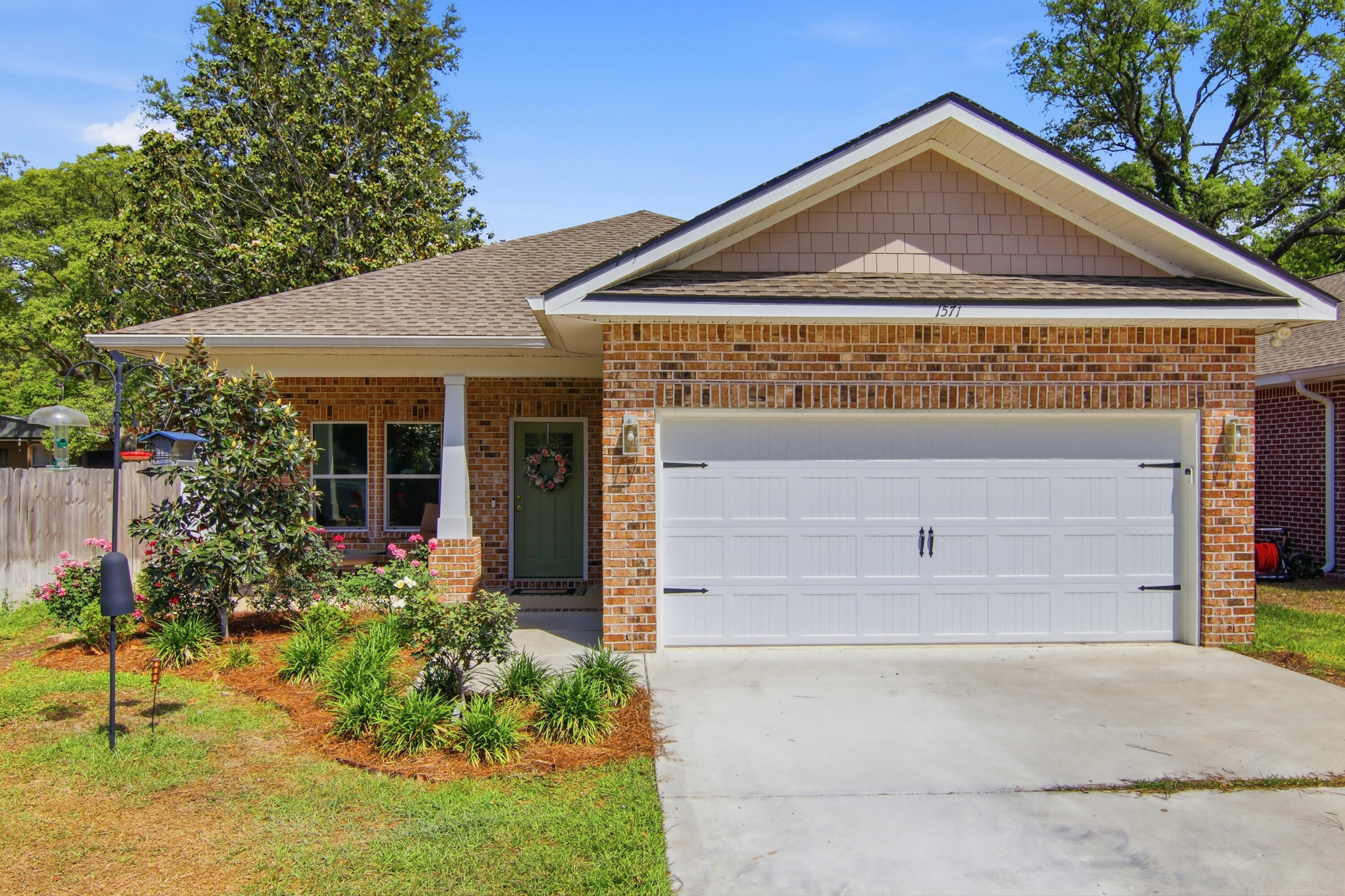 1571 Cedar Street — photo