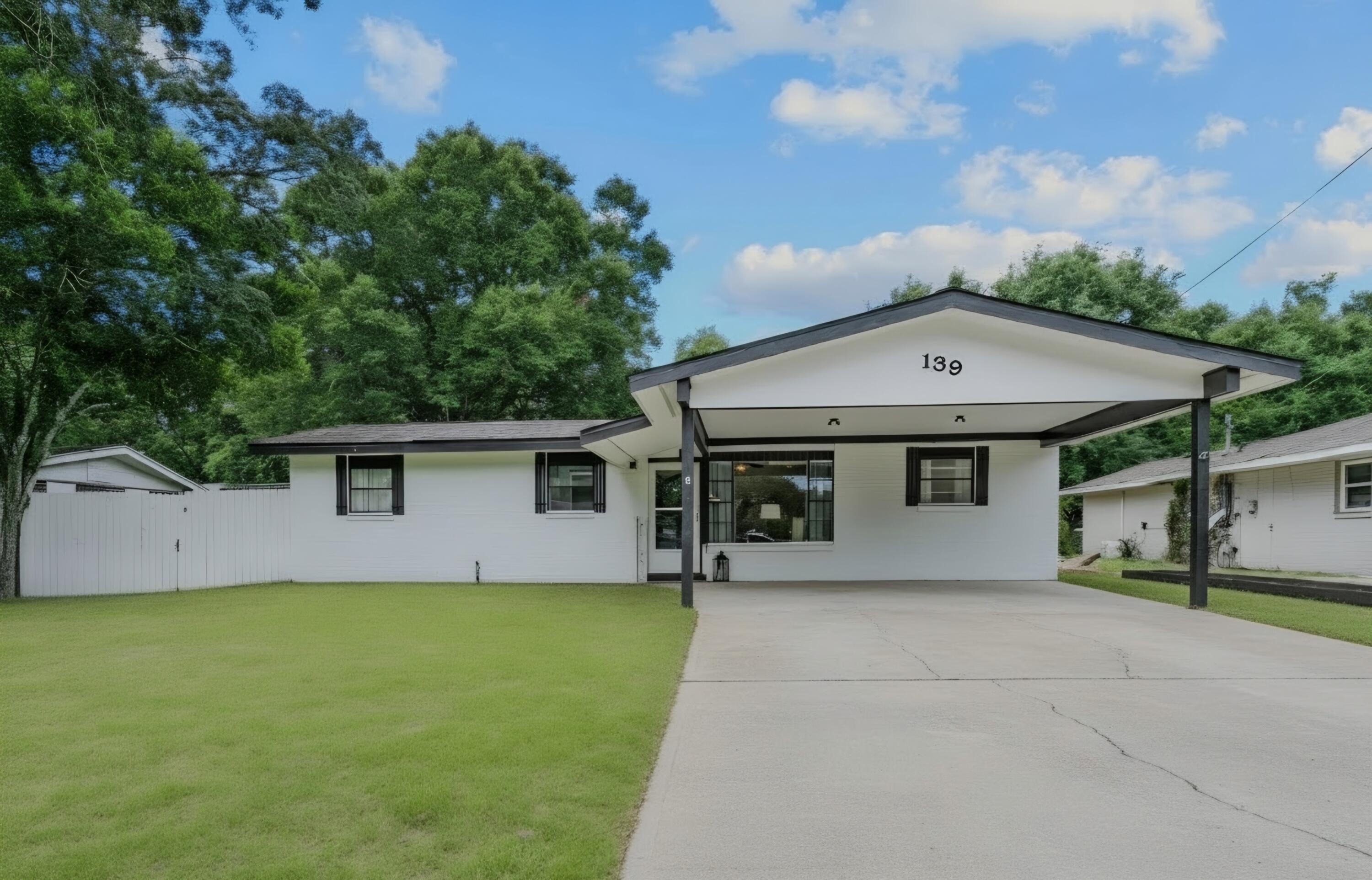 139 NW Robinwood Drive — photo