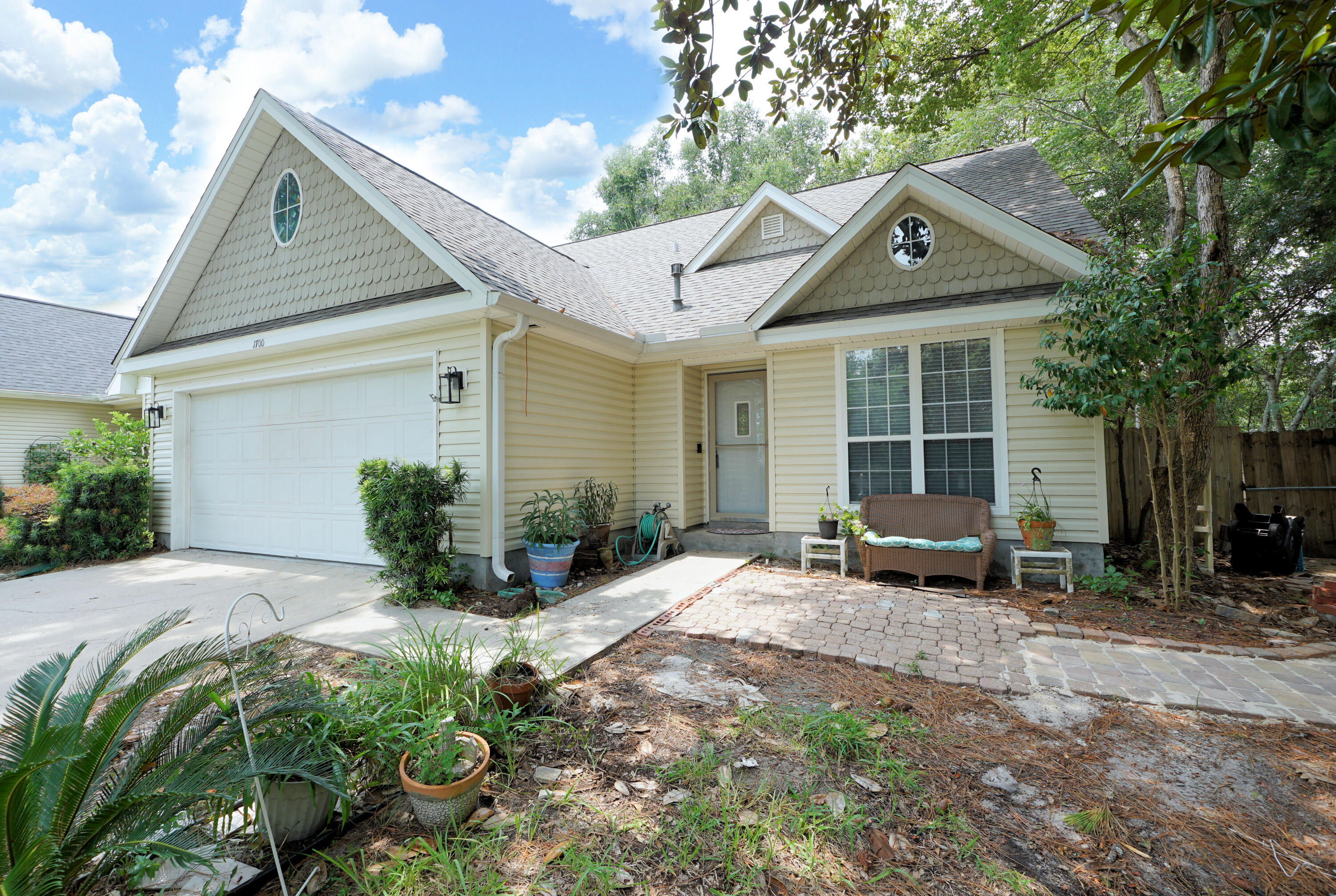 1700 Glenwood Court — photo