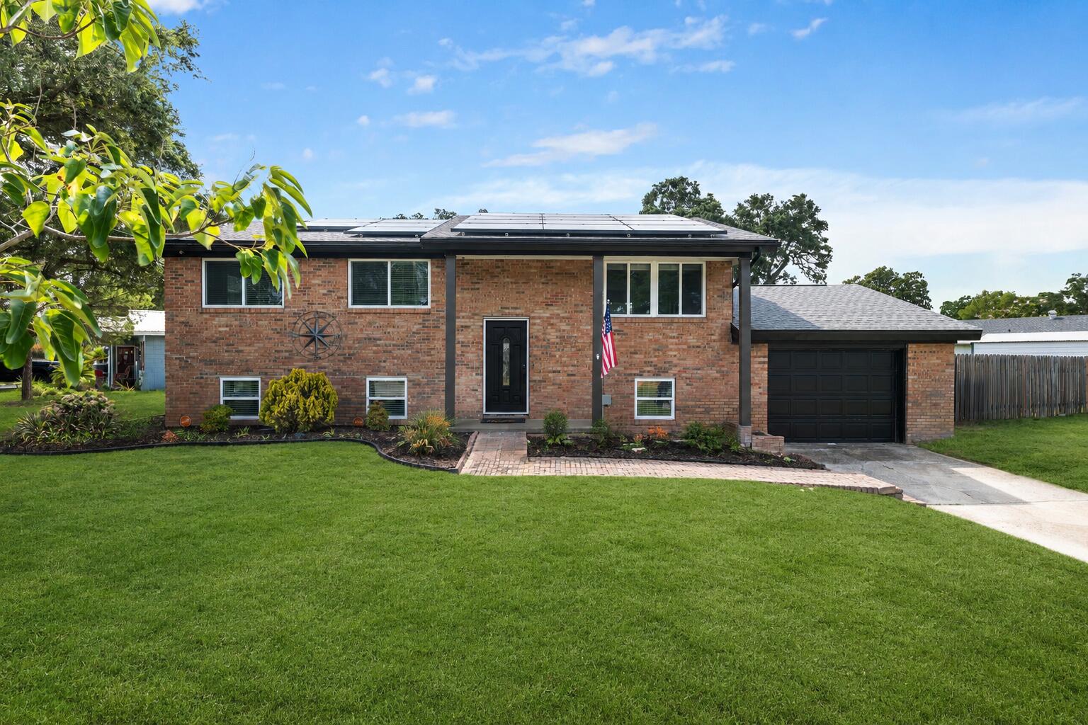 102 NW Robinwood Drive — photo