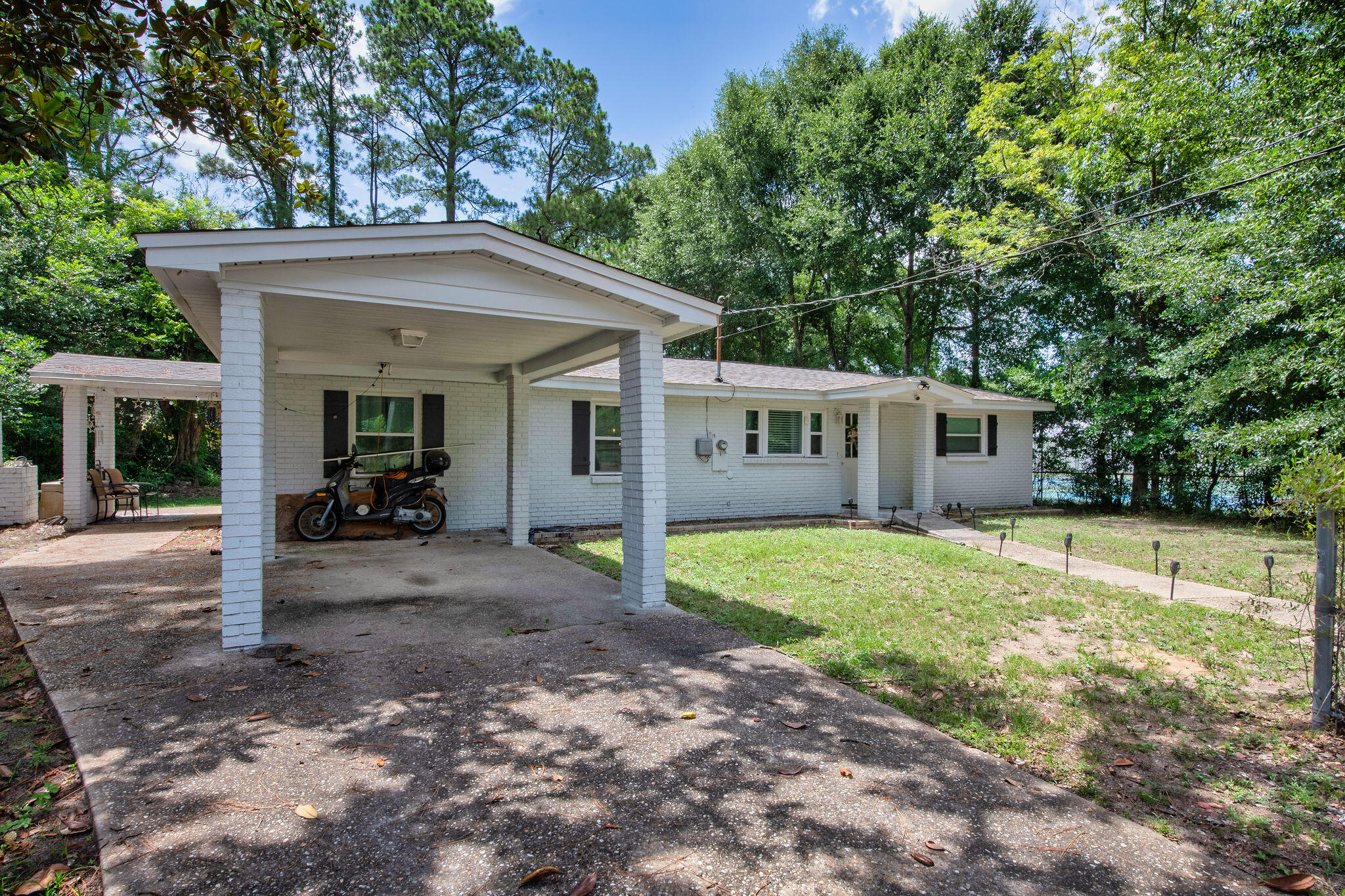932 Kelvin Court — photo