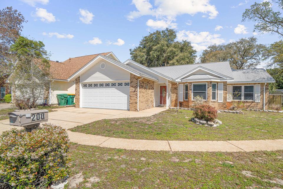 200 Woodland Park Circle — photo
