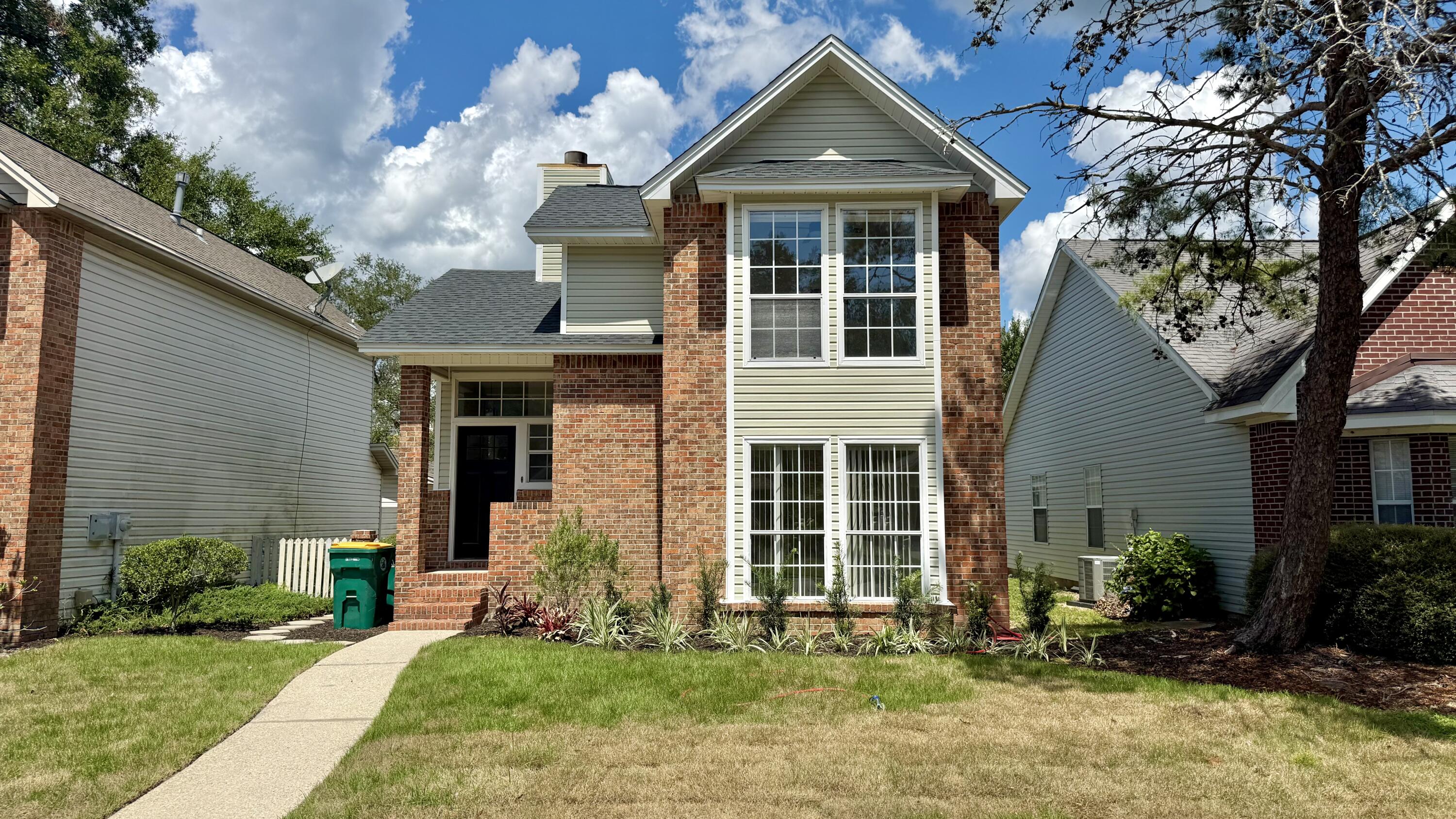 215 Parkwood Circle — photo
