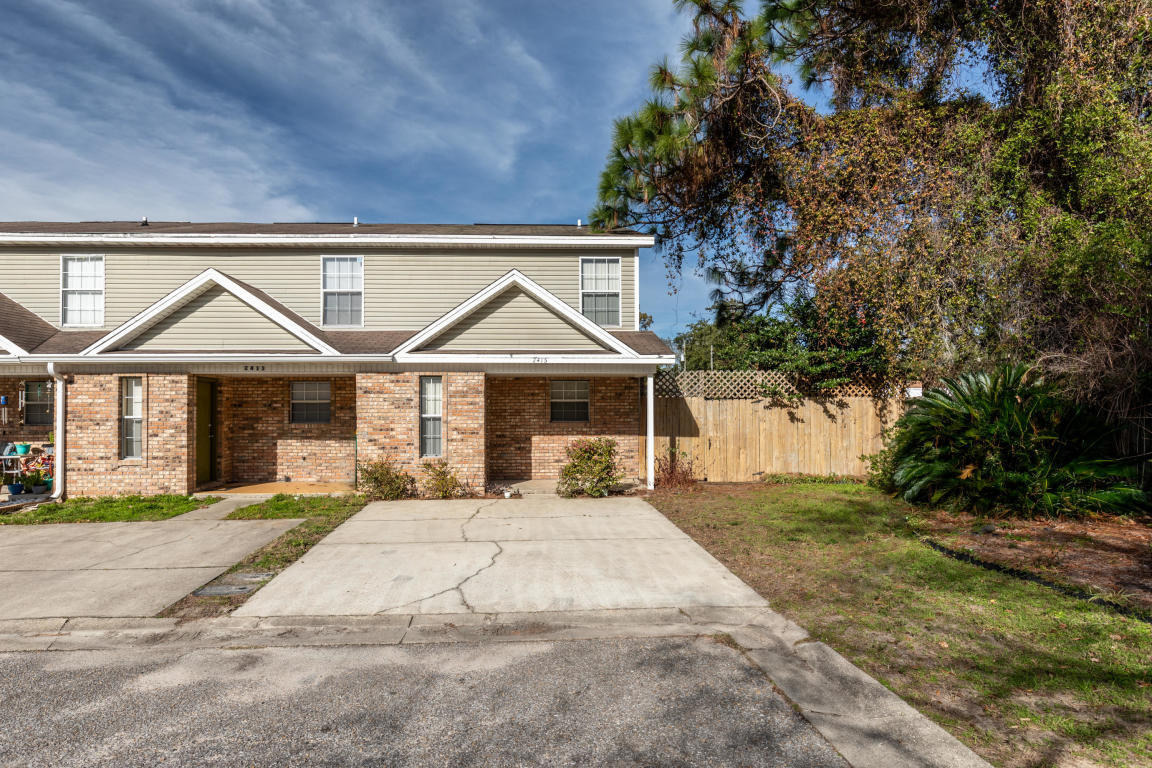 2415 Suwanee Lane — photo