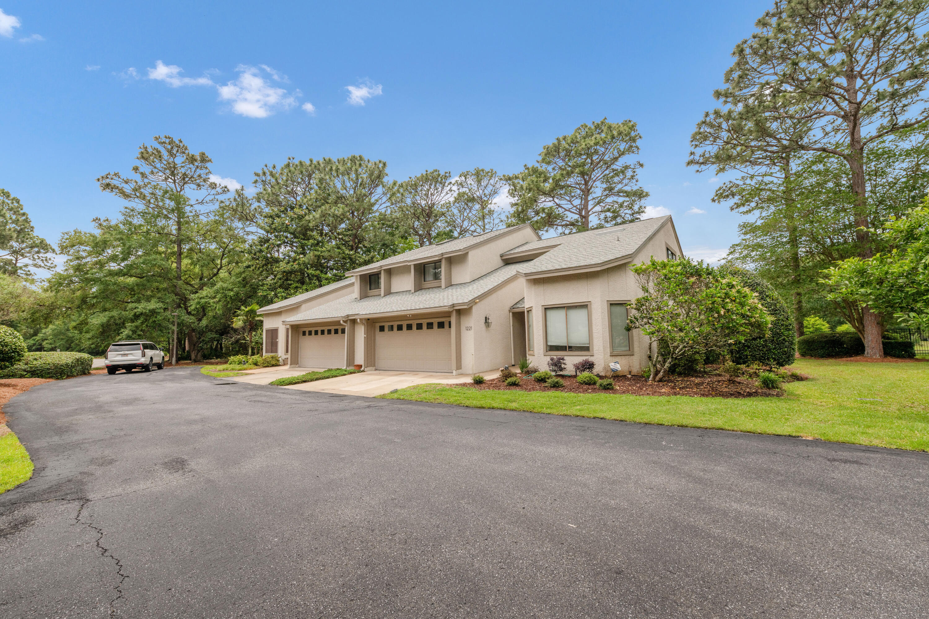 1221 Oakmont Drive — photo