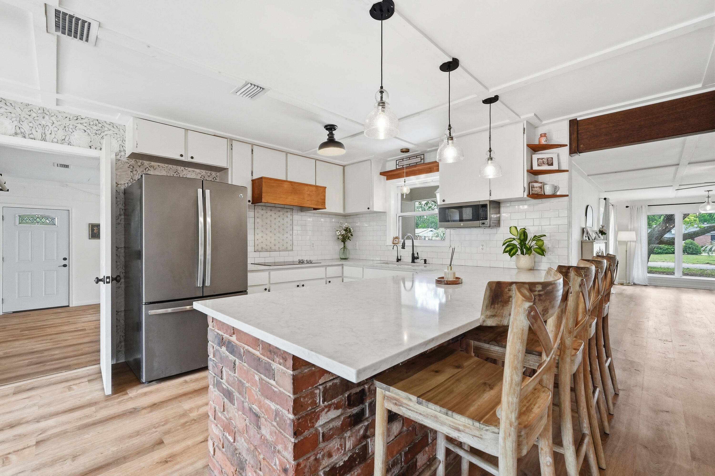 233 NW Pleasant Street — photo