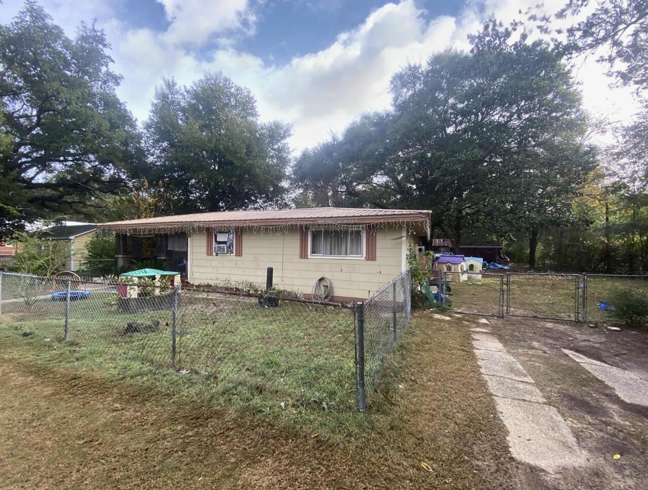 742 Kit Dr — photo