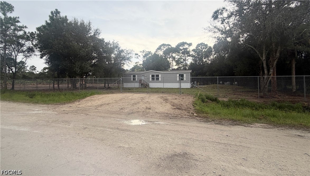 860 N Live Oak Street — photo
