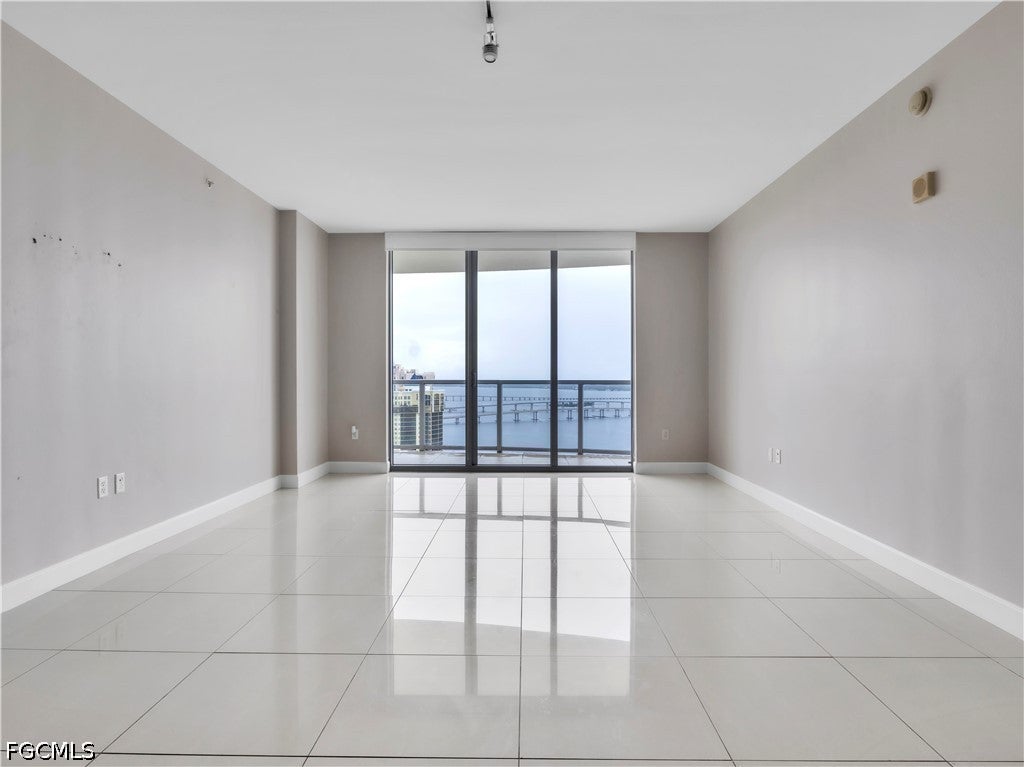 3000 Oasis Grand Boulevard 2905 — photo