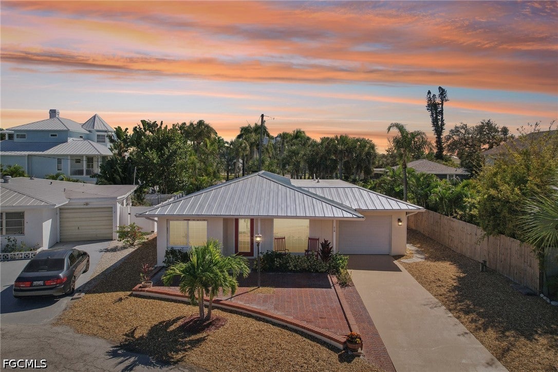210 Hibiscus Drive — photo