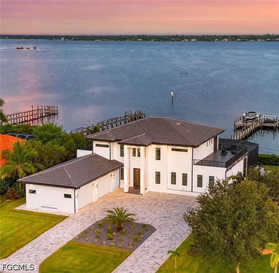 6390 River Club Court — photo