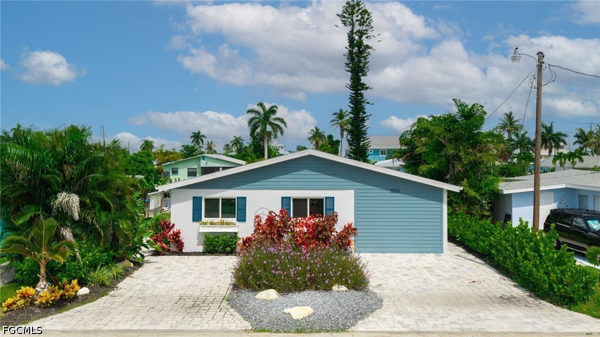 2574 Bayshore Drive — photo