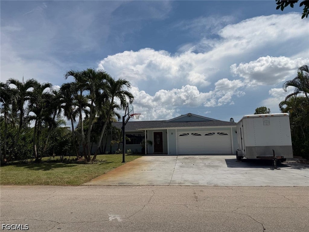 Home in Fort Myers, FL 33907 — photo 2