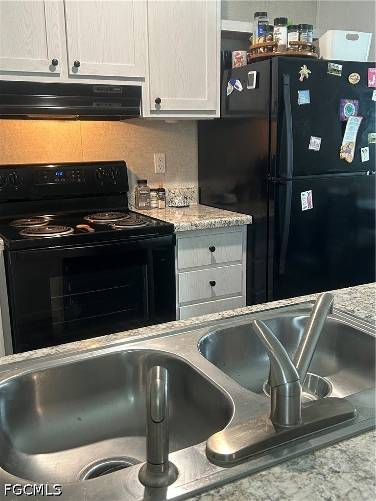 Home in Fort Myers, FL 33908 — photo 2
