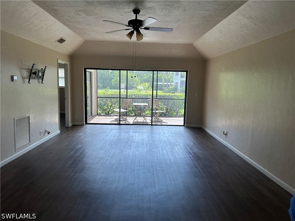 1833 Courtyard Way 106 — photo