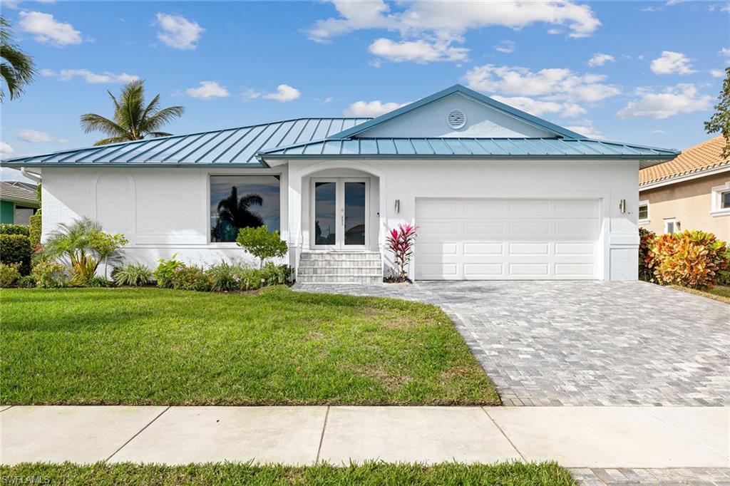 690 Amber Dr — photo
