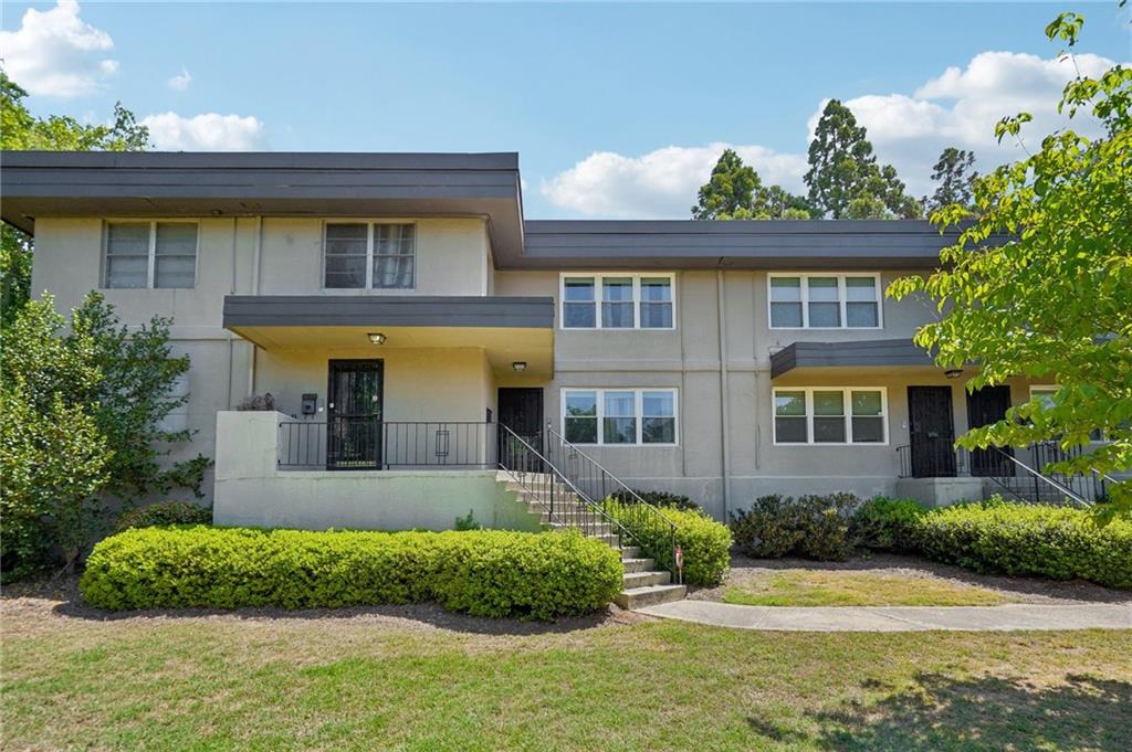 284 Lakemoore Drive NE Unit B — photo
