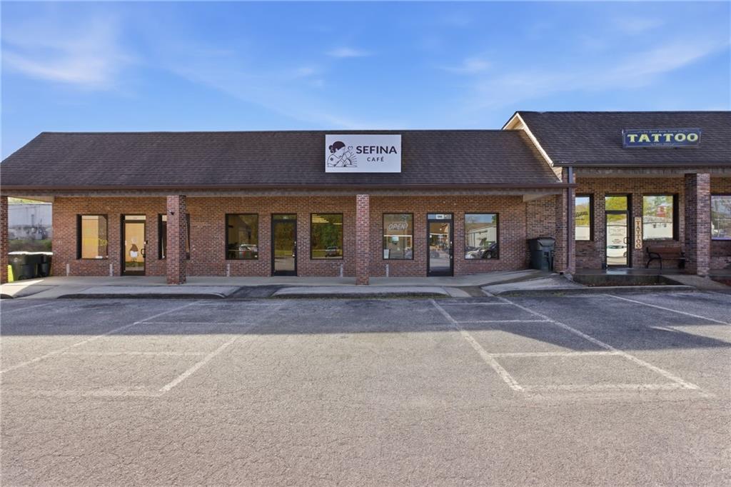124 Clarkesville Plaza Ste a & B — photo
