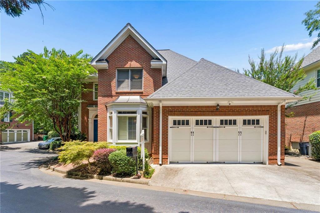 1104 Chantilly Crescent NE — photo