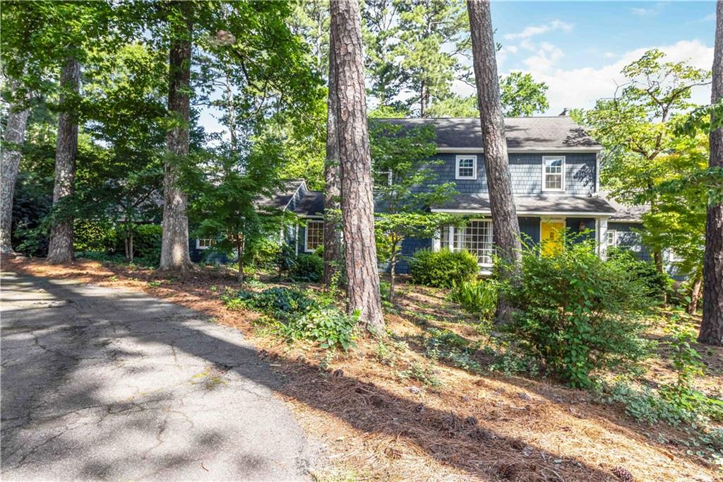 1367 Lansdowne Court SW — photo