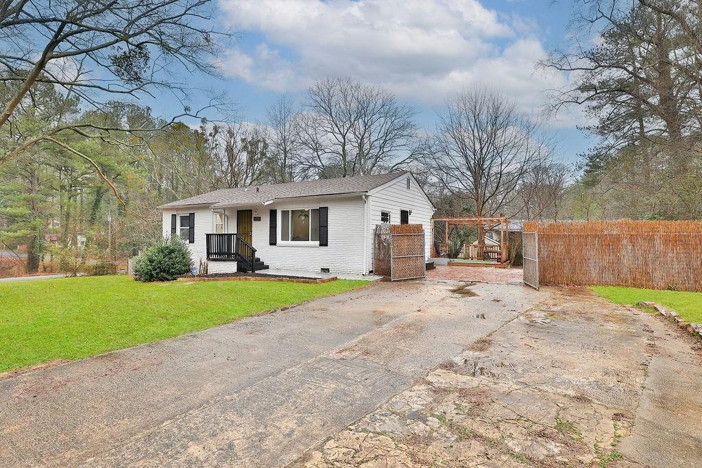 647 Alfred Road NW — photo