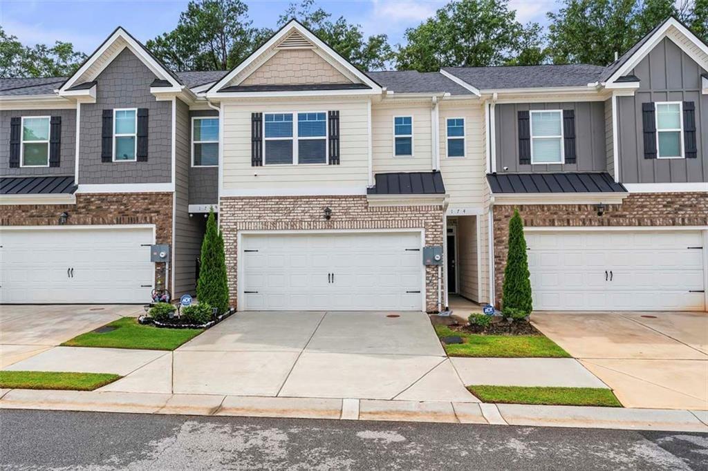174 Hampton Circle — photo