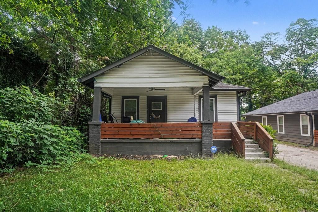 2494 Lester Street — photo