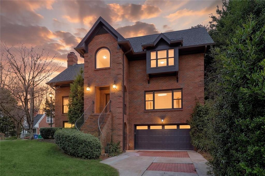 2441 Kings Court NE — photo