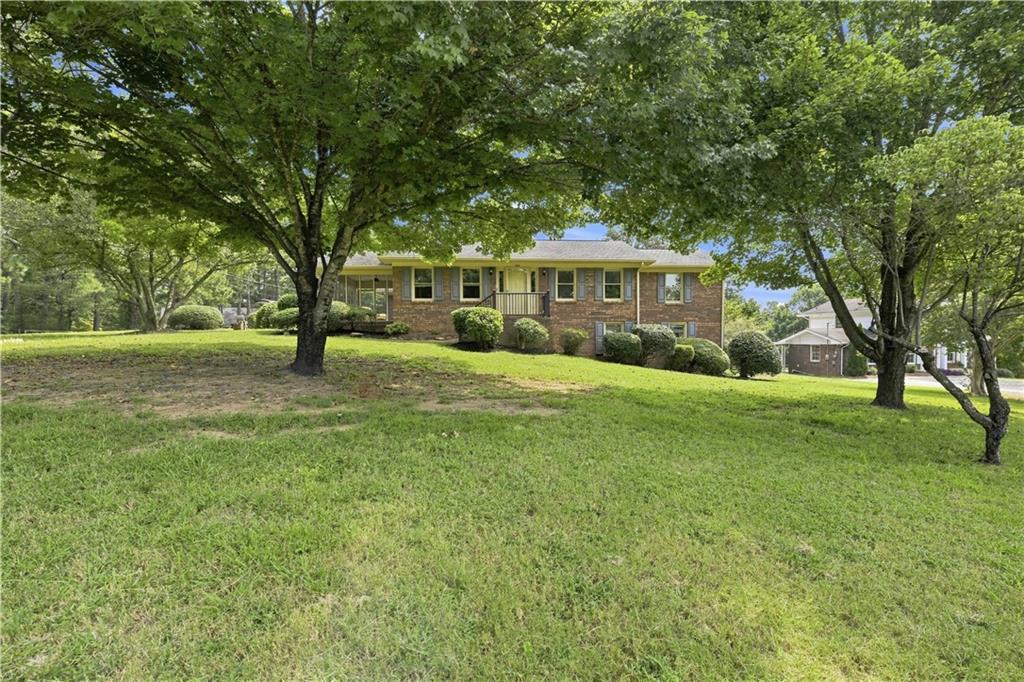 208 Woodland Circle SE — photo
