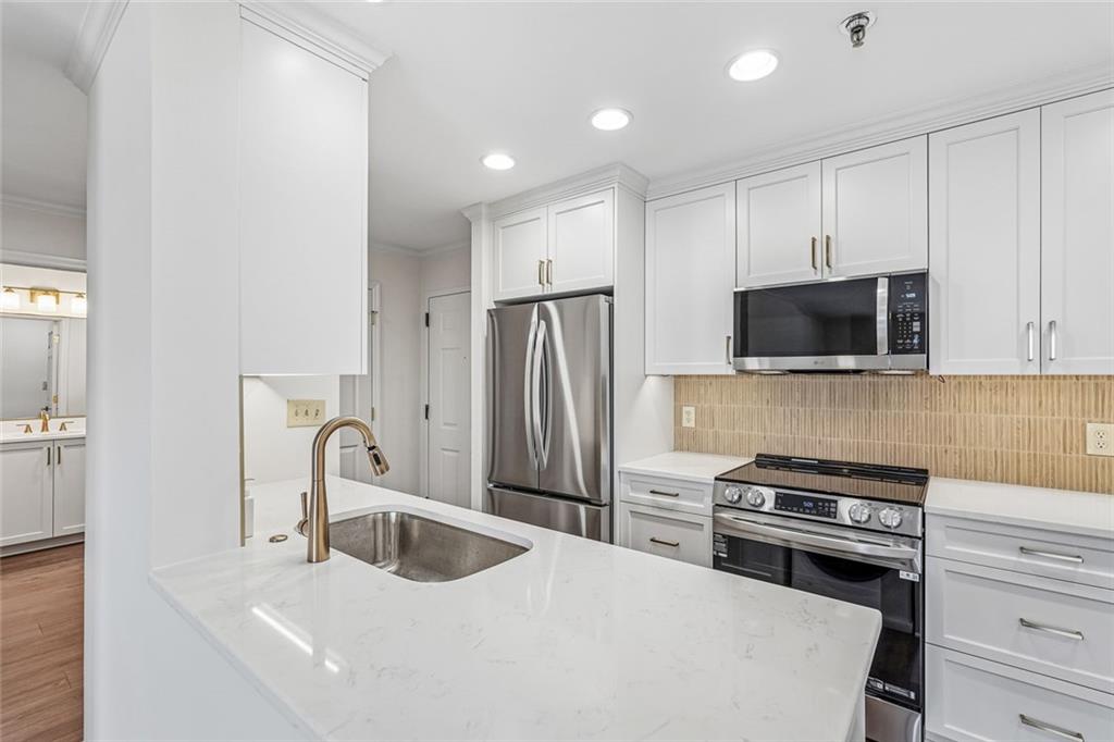 300 Johnson Ferry Rd, Road NE Unit B-601 — photo