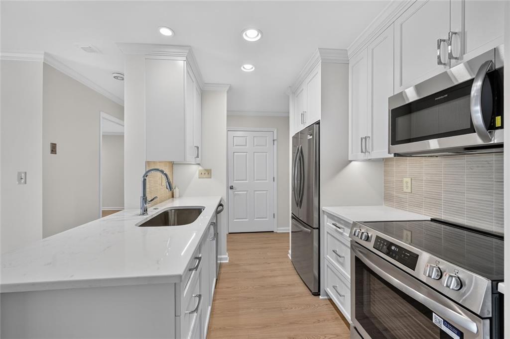 300 Johnson Ferry Rd, Road NE Unit B-603 — photo