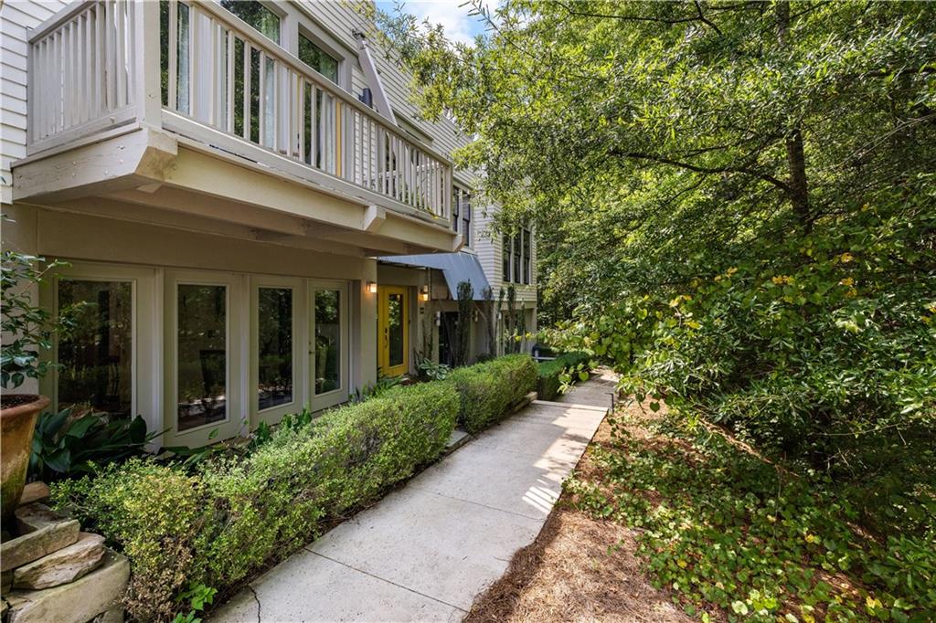 9121 Selborne Lane — photo