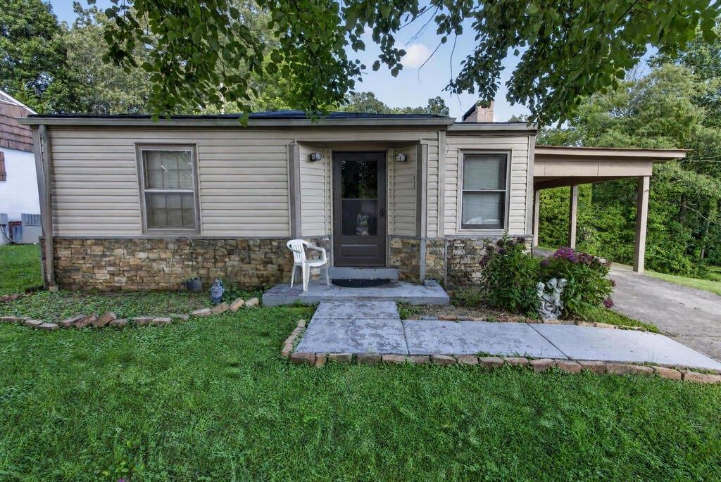 959 Hillcrest Drive — photo