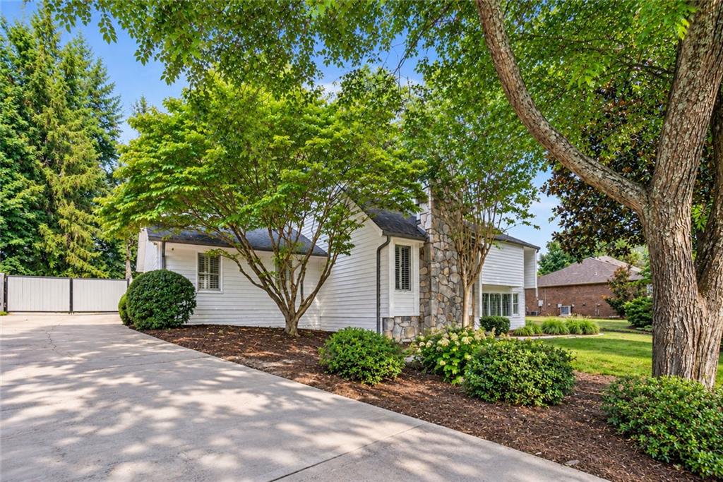 290 Saddle Lake Drive — photo