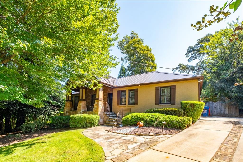 1661 Geary Drive NW — photo