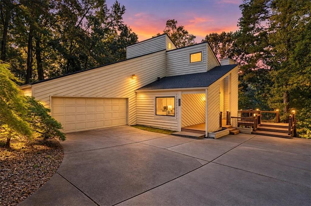 3296 Leeds Way — photo