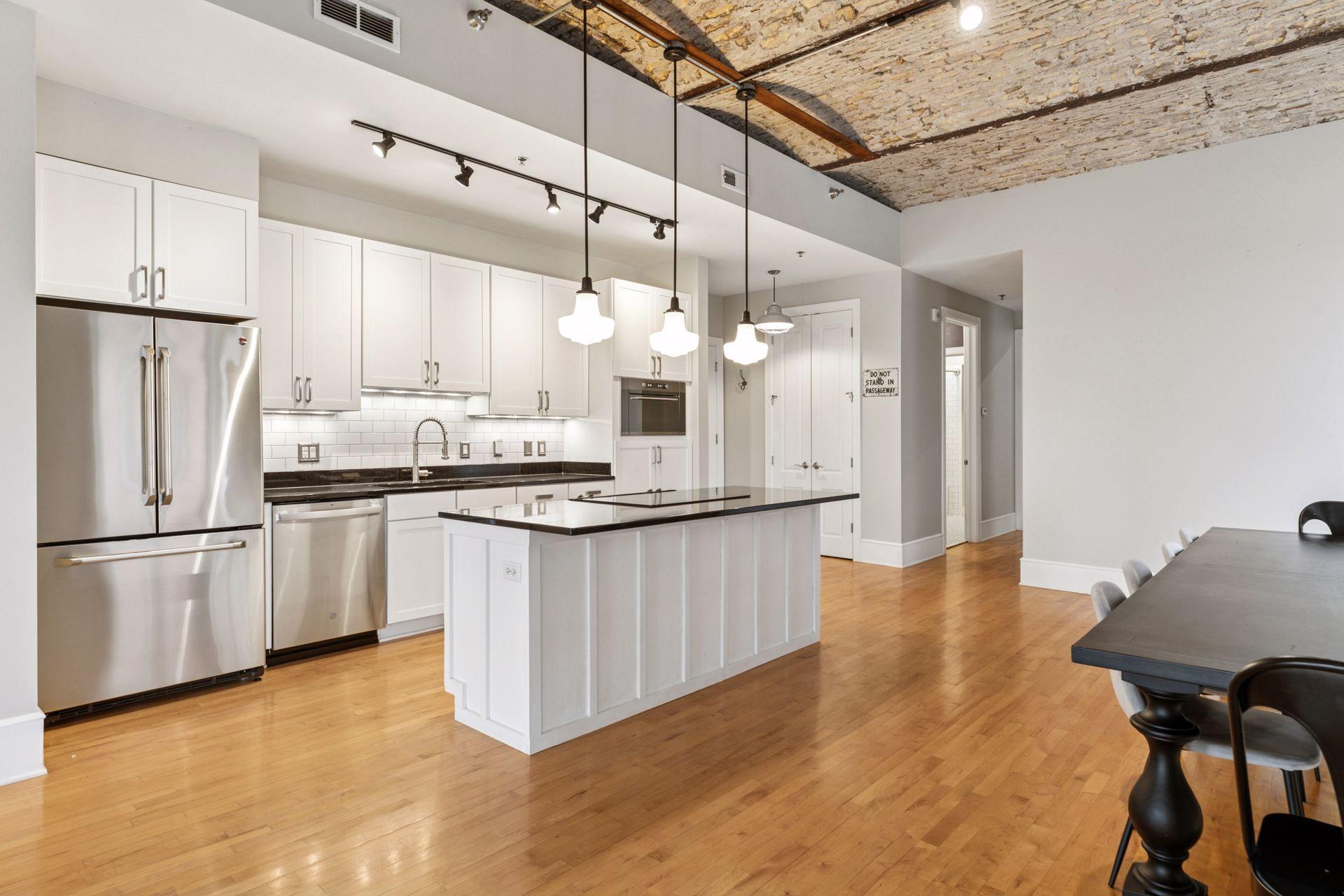 300 Wall Street 203 — photo