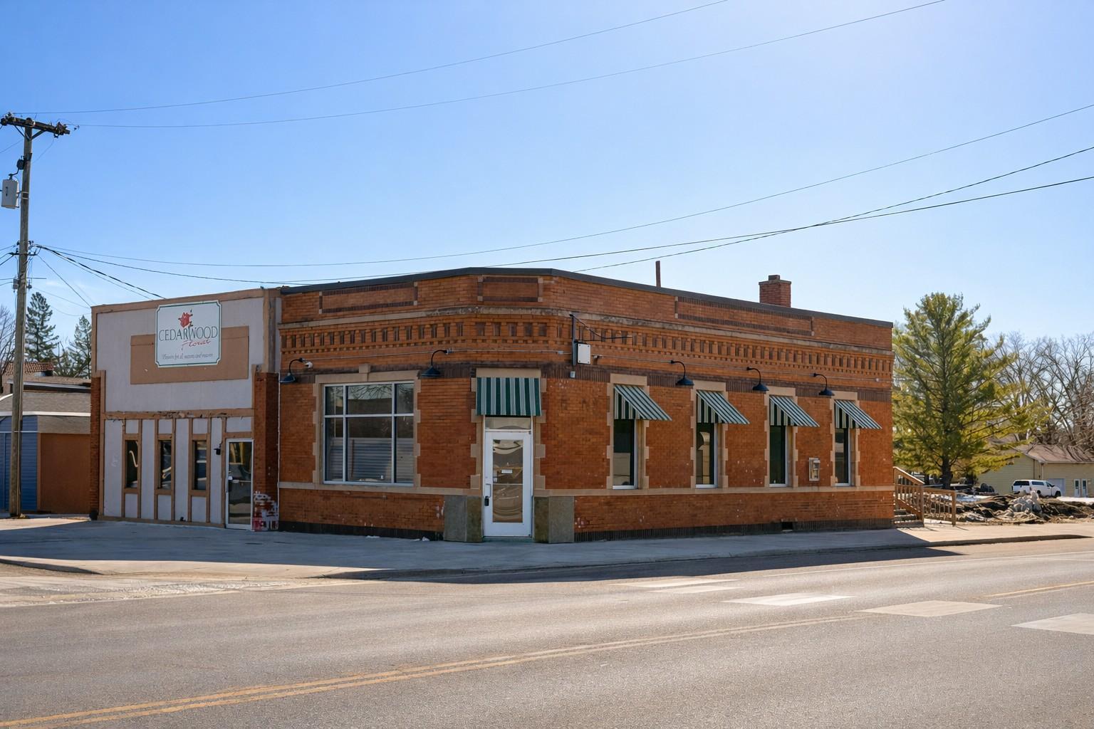 104 Cedar Avenue E Entire Bldg — photo