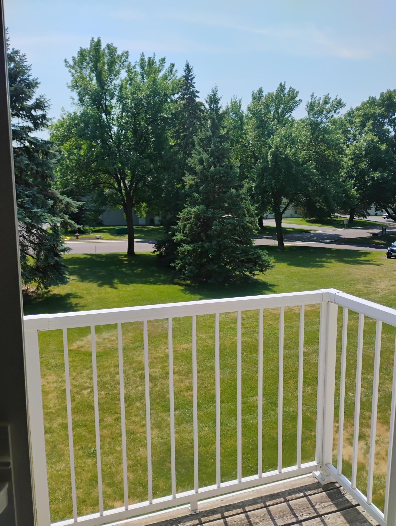 1027 Pond View Court — photo