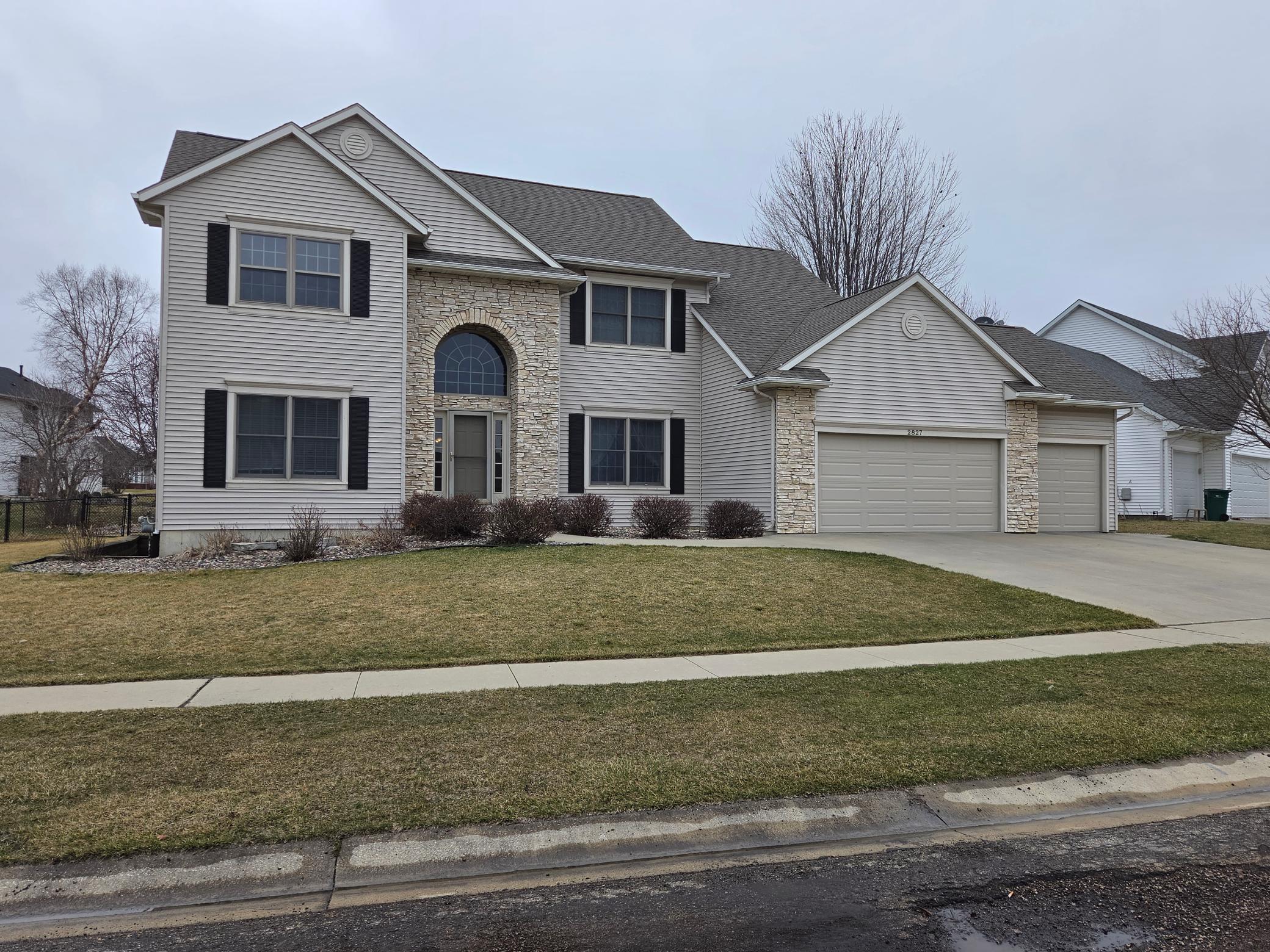 2827 Oakview Drive NE, Rochester, MN 55906